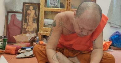พระอาจารย์ขวัญ วัดทับยายเชียง จารยันต์ลงบนแผ่นเงินให้จ่าการบุญ