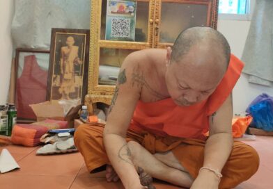 พระอาจารย์ขวัญ วัดทับยายเชียง จารยันต์ลงบนแผ่นเงินให้จ่าการบุญ