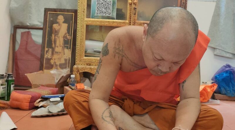 พระอาจารย์ขวัญ วัดทับยายเชียง จารยันต์ลงบนแผ่นเงินให้จ่าการบุญ