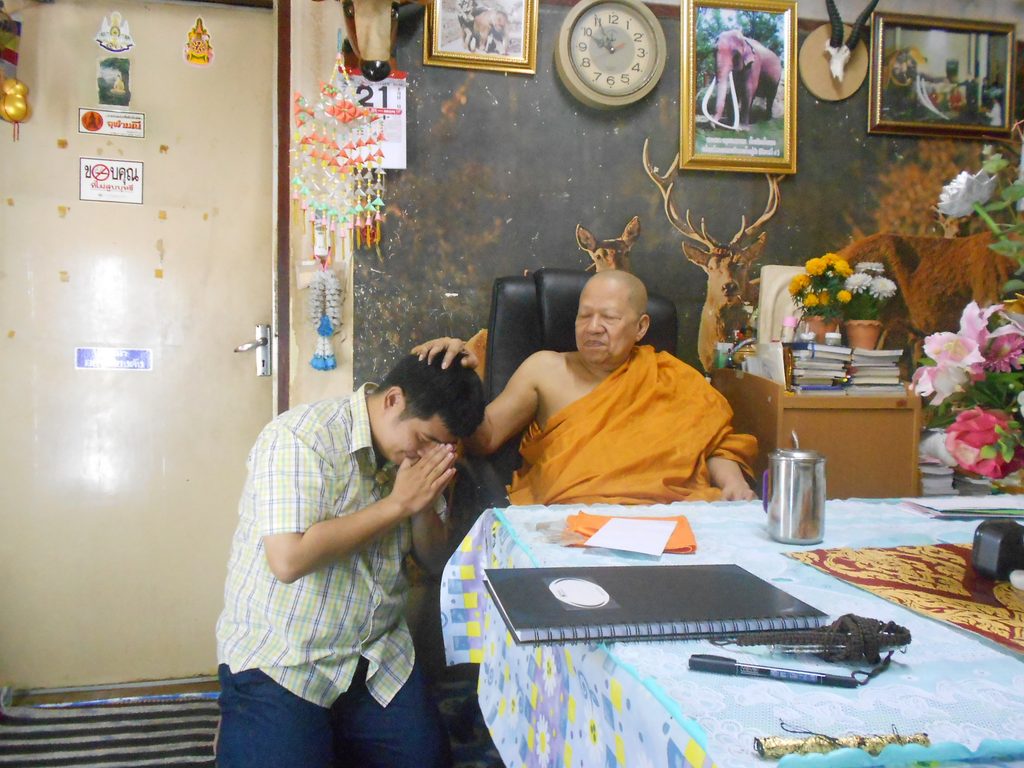 หลวงตาไหว สอนยันต์และคาถาให้ครูแชมป์